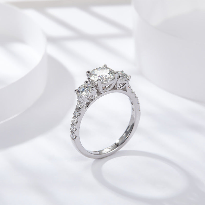 DRAORA — Classic 18K Gold Moissanite Ring for Women