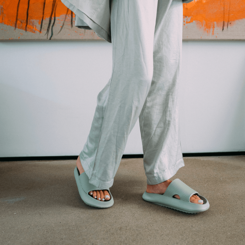 CAELONN — Minimal Massage Slides with Cushioned Comfort